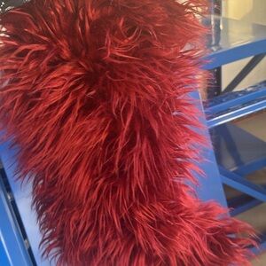 Plush burgundy Knee-Boots.